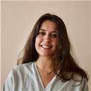 Profesora de Magisterio imparte clases de refuerzo primaria